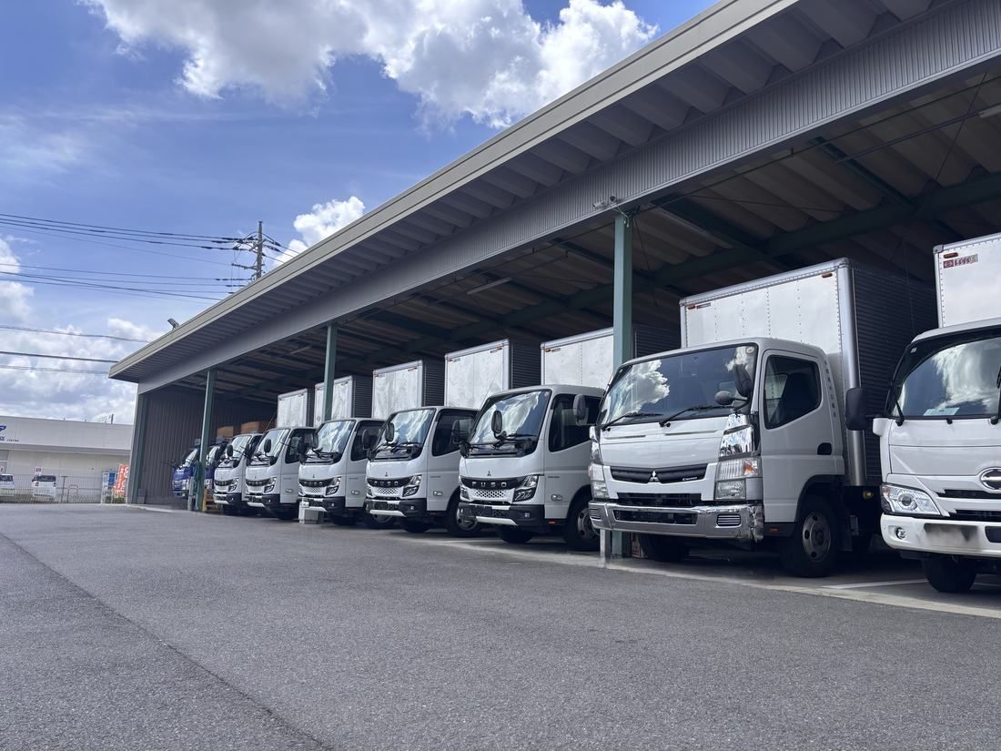 群馬中日輸送の一般貨物トラック整列（FUSOキャンター・日野）｜群馬県大泉町の運送会社