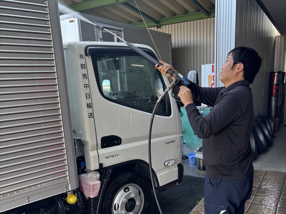 車両を洗車・点検する群馬中日輸送のスタッフ|群馬県大泉町のドライバー求人