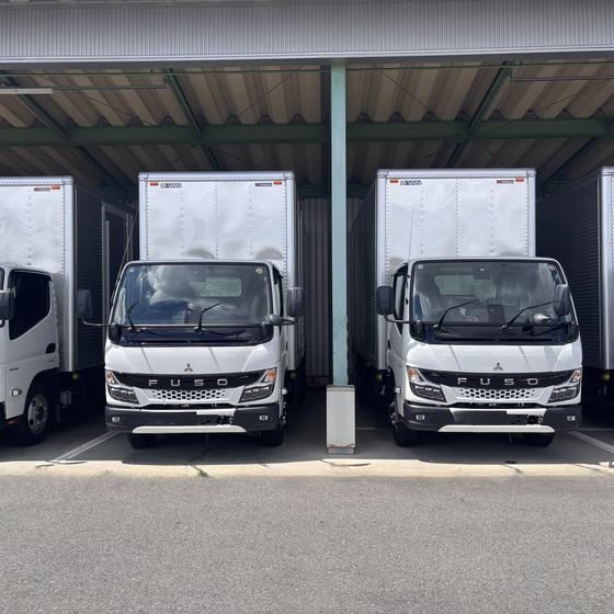 群馬中日輸送の2tアルミバン車両正面｜群馬県邑楽郡の物流会社
